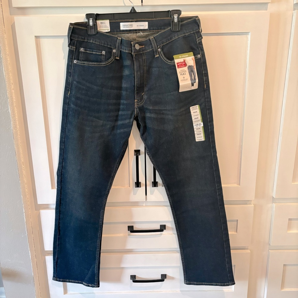 Levi’s Signature Jeans, straight leg size 32x30. NWT